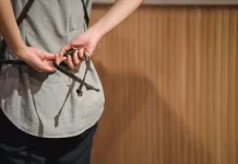 Problemy z zsuwającą się torbą na ramieniu – jak temu zaradzić? bagum.pl - 090-problemy-z-zsuwajaca-sie-torba-na-ramieniu-jak-temu-zaradzic.webp